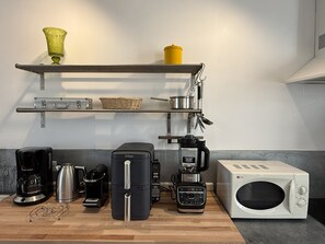 Réfrigérateur, micro-ondes, four, plaque de cuisson