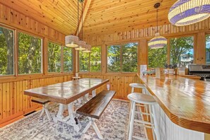 Dining - Golden Hour Lakefront Retreat - Fire Pit - Dogs (South Haven)