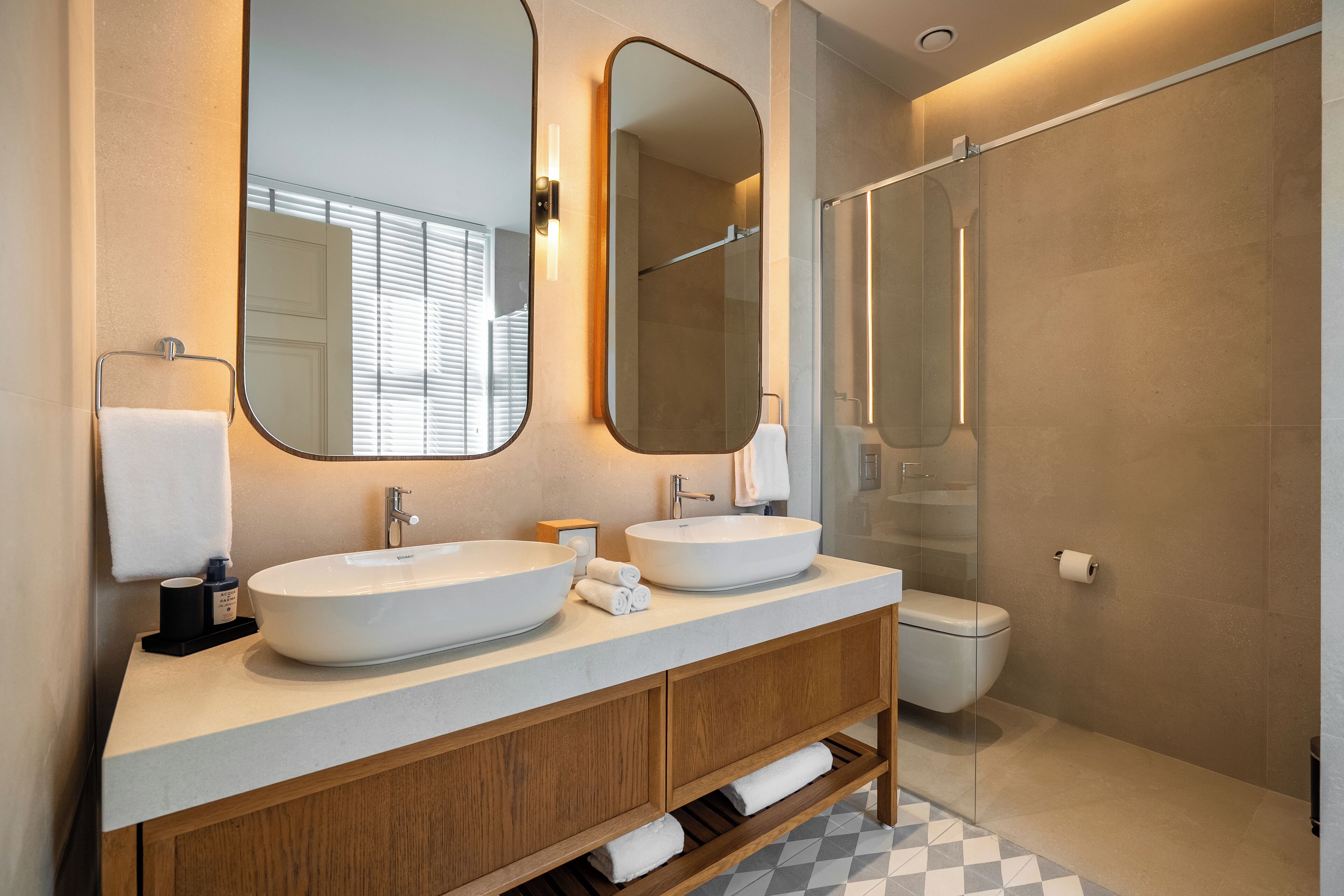 Luxury-Penthouse, eingeschränkter Meerblick | Badezimmer | Dusche, Designer-Toilettenartikel, Haartrockner, Bademäntel
