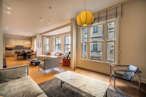 Een 65-inch smart-tv met digitale zenders en vloerverwarming