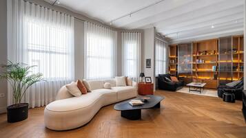 Luxe penthouse, gedeeltelijk uitzicht op zee | Woonruimte | Een 65-inch smart-tv met digitale zenders en vloerverwarming