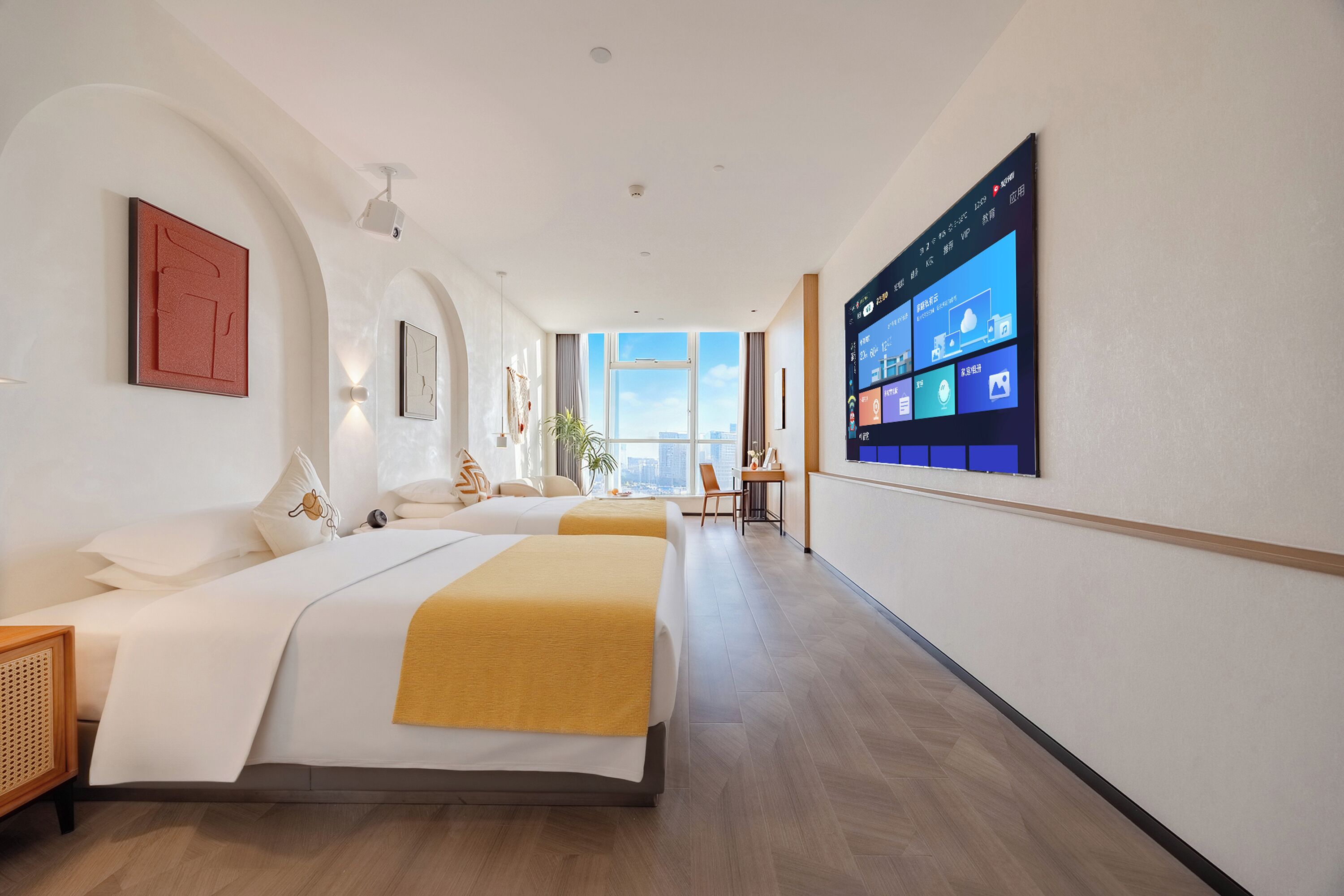 Habitación de hotel con dos camas, un ventanal grande, un televisor montado en la pared y piso de madera.