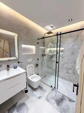 Shower, hair dryer, bidet, towels - Luxury 3BR Sea View Apart Prime Location (Tangier)