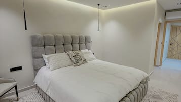 3 camere, una scrivania, ferro/asse da stiro, culla da viaggio