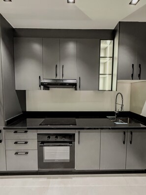 Geladeira, micro-ondas, fogão, cooktop