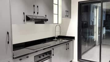 Køleskab, mikrobølgeovn, ovn, kogeplade