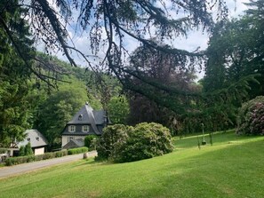 Property grounds - Administrator's house Kammerburg / apartment Rheinberg #1 / 3ZKBB, barbecue area (Lorch)