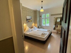 Iron/ironing board, WiFi, bed sheets - Administrator's house Kammerburg / apartment Rheinberg #1 / 3ZKBB, barbecue area (Lorch)