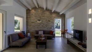 TV - Villa Zenit 8 by Marche Holiday Villas (Pergola)