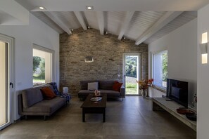 TV - Villa Zenit 8 by Marche Holiday Villas (Pergola)