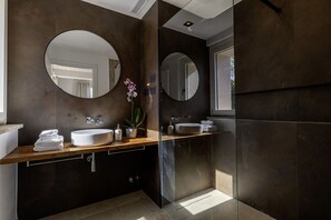 Shower, hair dryer, bidet, towels - Villa Zenit 8 by Marche Holiday Villas (Pergola)