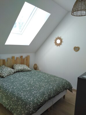 2 chambres, fer et planche à repasser, lit de bébé portatif