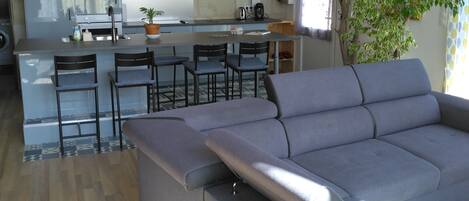 TV, bøker og stereoanlegg