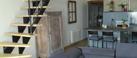 Fernseher, Bücher, Stereoanlage