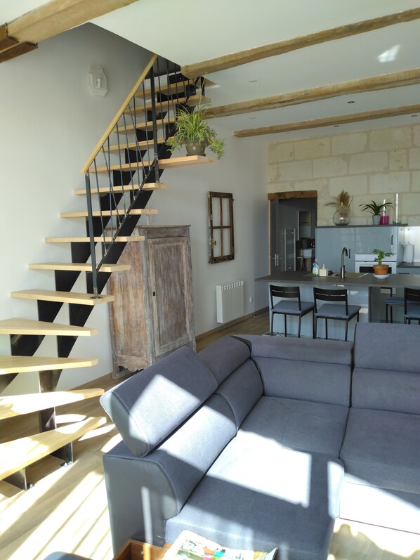 Téléviseur, livres, chaîne audio