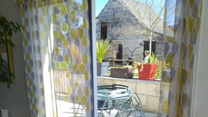 Une pièce dotée d’une porte-fenêtre coulissante donnant sur un patio extérieur.