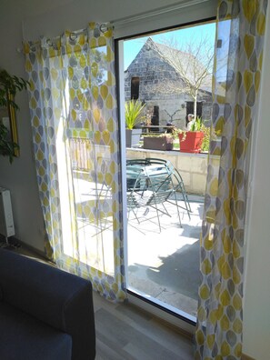 Téléviseur, livres, chaîne audio