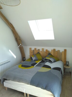 2 quartos, ferros/tábuas de passar roupa, berço de viagem