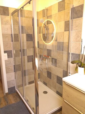 Douche, sĂšche-cheveux, savon, papier toilette