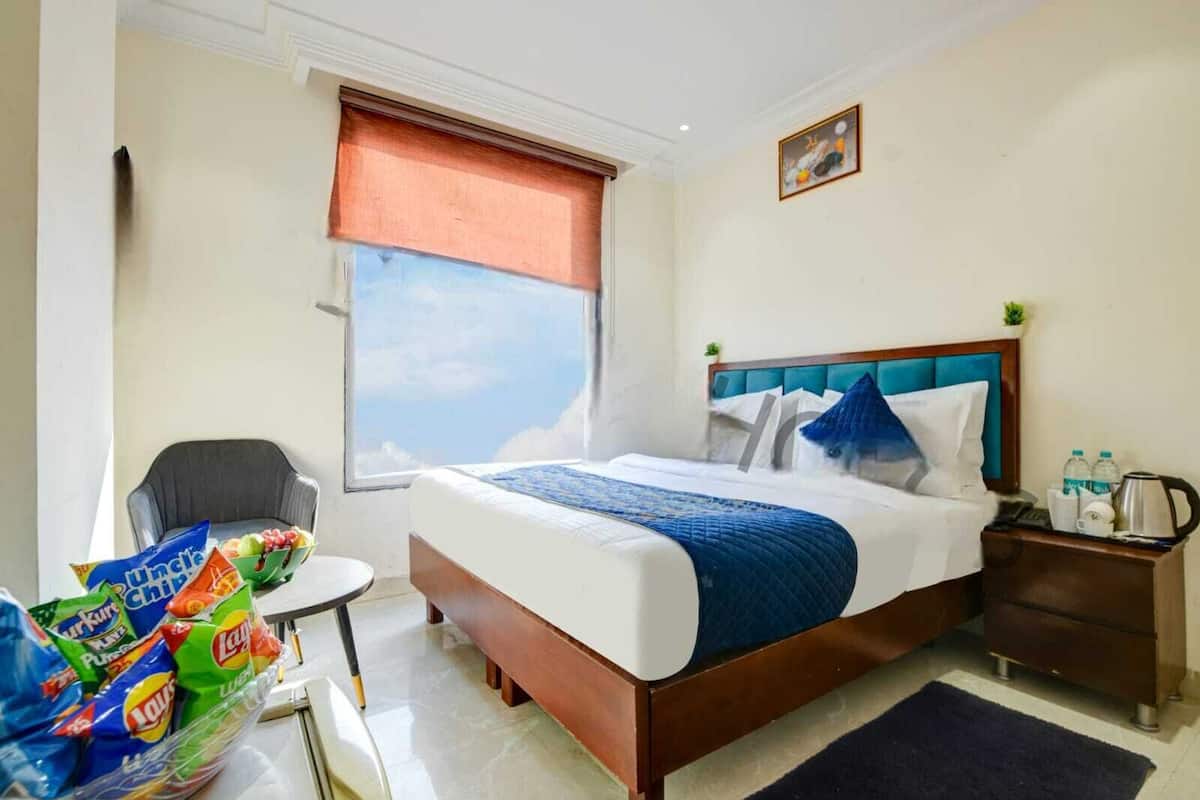 Select Comfort beds, desk, free WiFi, bed sheets