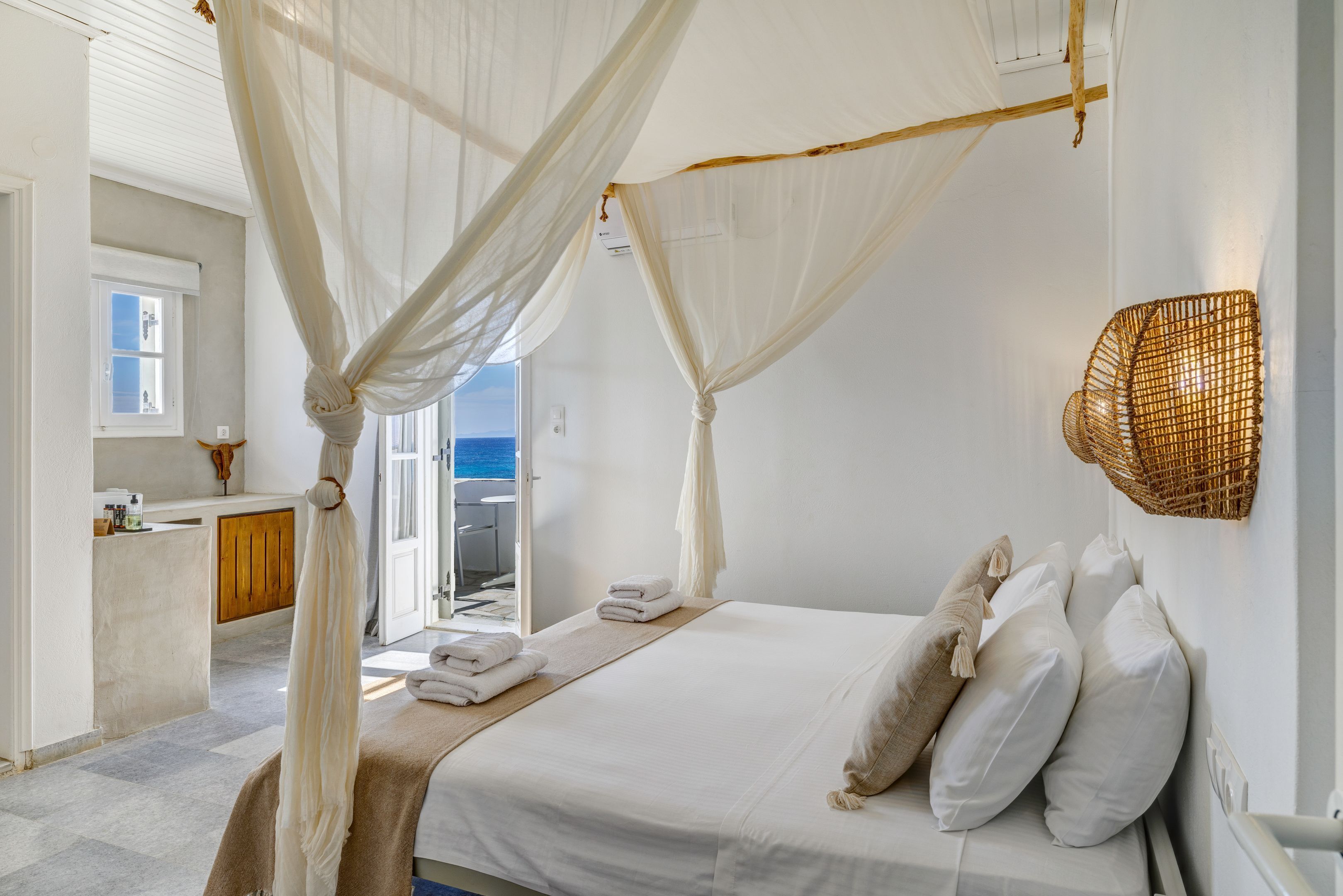 Double Room with Sea View | Minibar, desk, laptop workspace, iron/ironing board