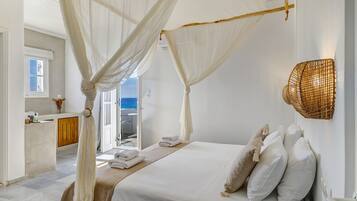 Double Room with Sea View | Minibar, desk, laptop workspace, iron/ironing board