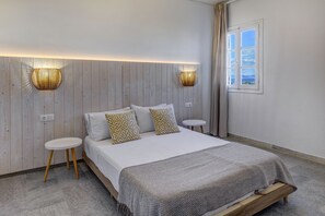 Double Room with Sea View | 迷你吧、書桌、手提電腦工作空間、熨斗/熨衫板