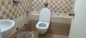 Deluxe Double Room | Bathroom | Free toiletries, towels, soap, shampoo - Hotel Grand Vista Nearby International Airport  (Mutthugadahalli)