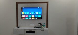 Deluxe Double Room | Desk, free WiFi - Hotel Grand Vista Nearby International Airport  (Mutthugadahalli)