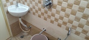 Deluxe Double Room | Bathroom | Free toiletries, towels, soap, shampoo - Hotel Grand Vista Nearby International Airport  (Mutthugadahalli)