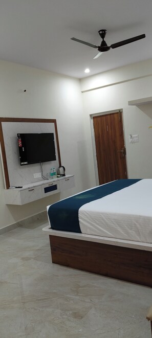 Deluxe Double Room | Desk, free WiFi - Hotel Grand Vista Nearby International Airport  (Mutthugadahalli)