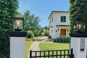 Exterior - Luxury Villa by the Ocean with Cinema (Stocksund)