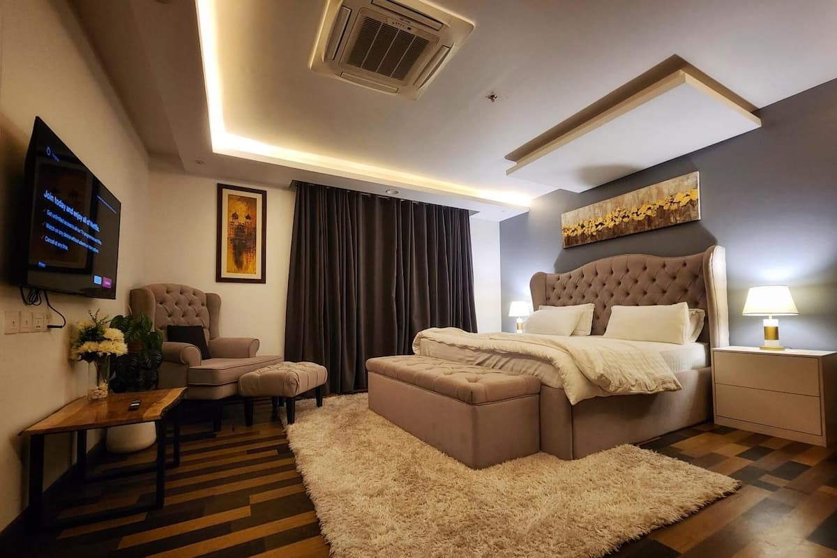 Deluxe tweepersoonskamer, uitzicht op de stad | Geluiddichte muren, een strijkplank/strijkijzer, gratis wifi