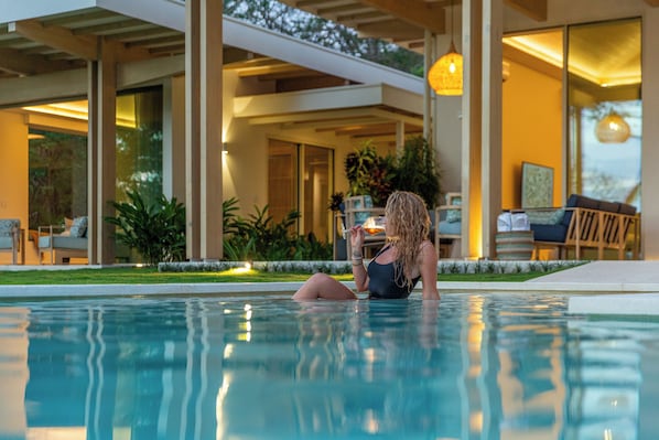 Una piscina al aire libre