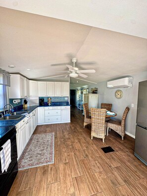Private kitchen - Cozy 2-bedroom house in Bokeelia close to many amenities. (Bokeelia)