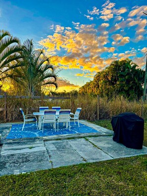 Outdoor dining - Cozy 2-bedroom house in Bokeelia close to many amenities. (Bokeelia)