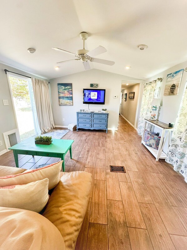 Living area - Cozy 2-bedroom house in Bokeelia close to many amenities. (Bokeelia)