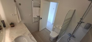 Douche, sèche-cheveux, bidet, serviettes fournies