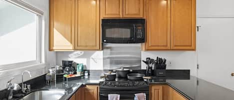 Refrigerador, microondas, horno y parrilla de estufa