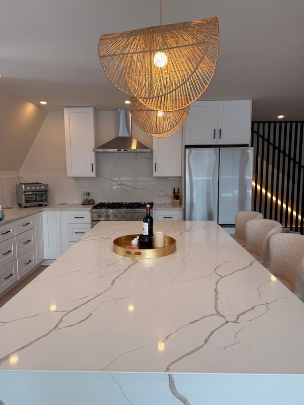 Fridge, oven, stovetop, dishwasher
