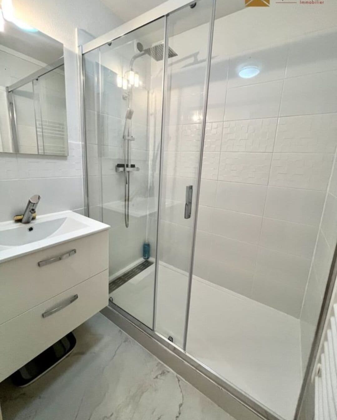 Douche, sèche-cheveux