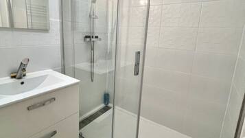 Douche, sèche-cheveux