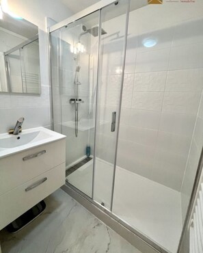 Douche, sĂšche-cheveux