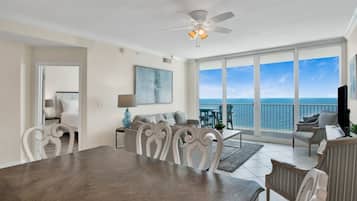 Classic Condo, 3 Bedrooms, Pool Access, Beach View | In-room dining