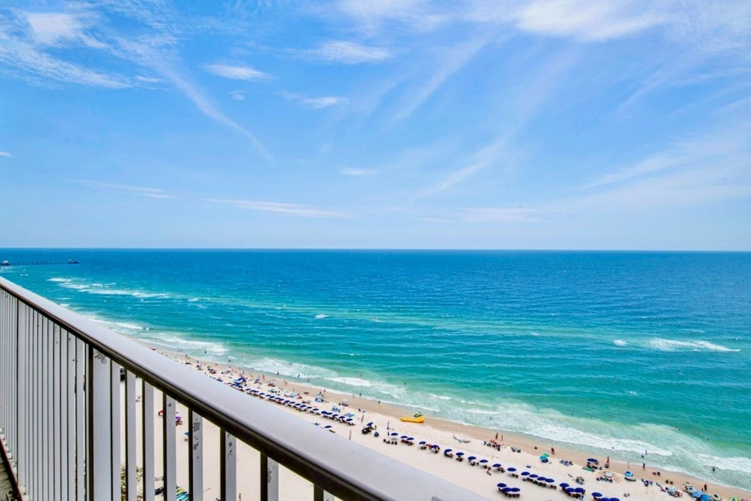 Klassiek appartement, 3 slaapkamers, toegang tot zwembad, uitzicht op het strand | Uitzicht vanaf balkon