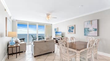 Classic Condo, 3 Bedrooms, Pool Access, Beach View | In-room dining