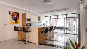 Private kitchen - Very large 150 m² Studio with 320 degree sea view (Dakar)
