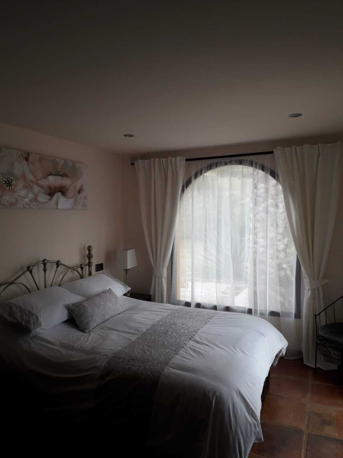 Een strijkplank/strijkijzer, wifi, beddengoed