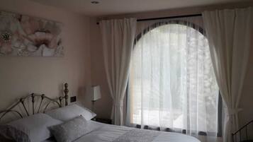 Een strijkplank/strijkijzer, wifi, beddengoed