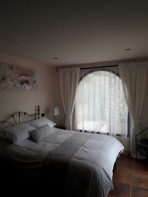 Een strijkplank/strijkijzer, wifi, beddengoed